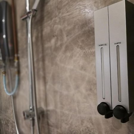 The Rise Room กัวลาตรังกานู ภายนอก รูปภาพ A shower dispenser