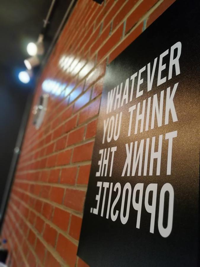 The Rise Room กัวลาตรังกานู ภายนอก รูปภาพ A sign at the entrance of the building