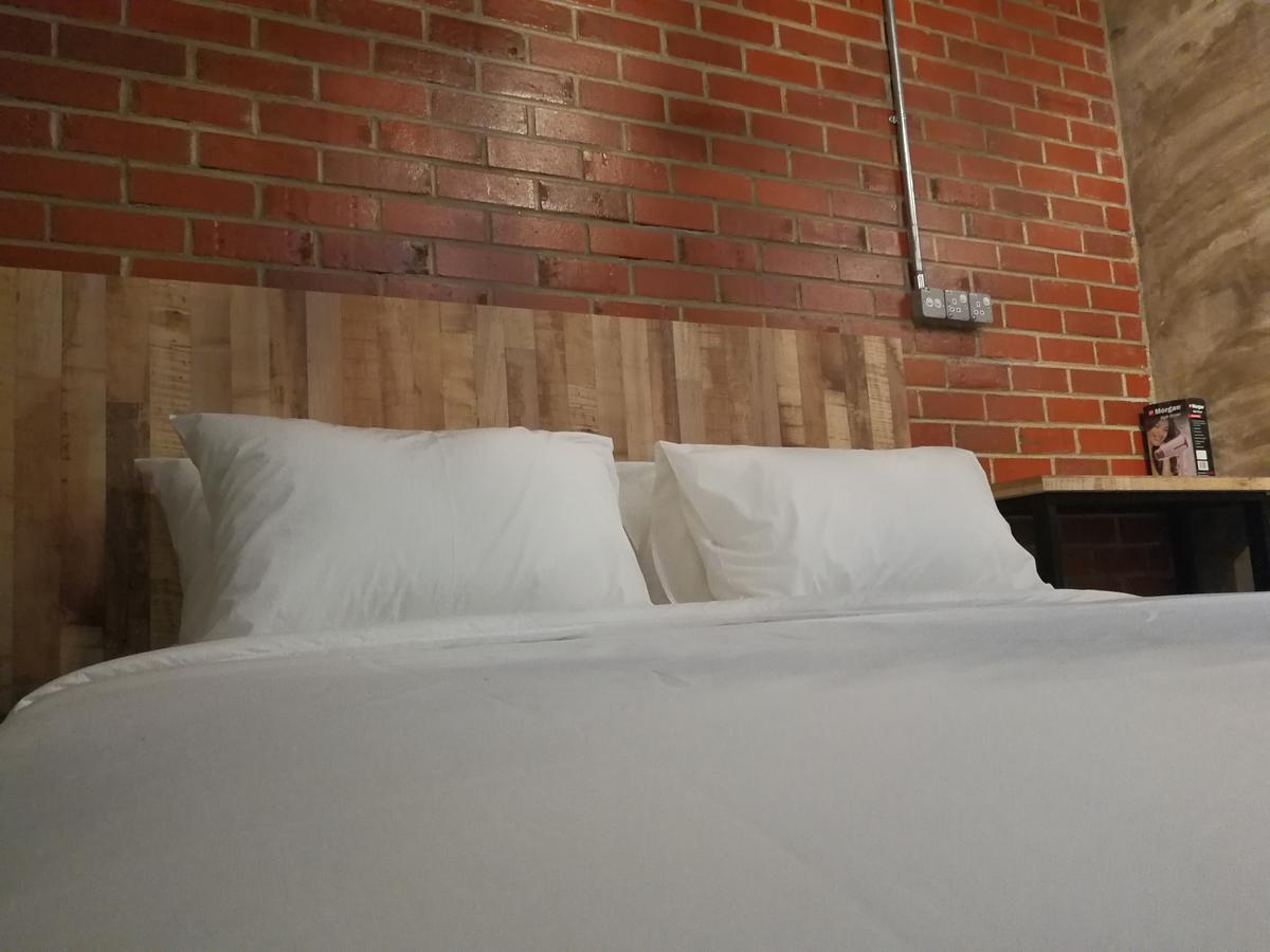 The Rise Room กัวลาตรังกานู ภายนอก รูปภาพ A bed with two pillows