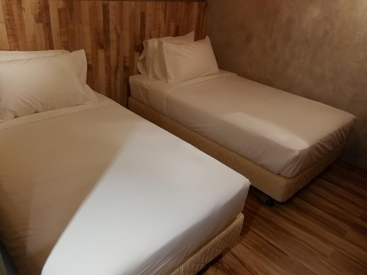 The Rise Room กัวลาตรังกานู ภายนอก รูปภาพ Two single beds