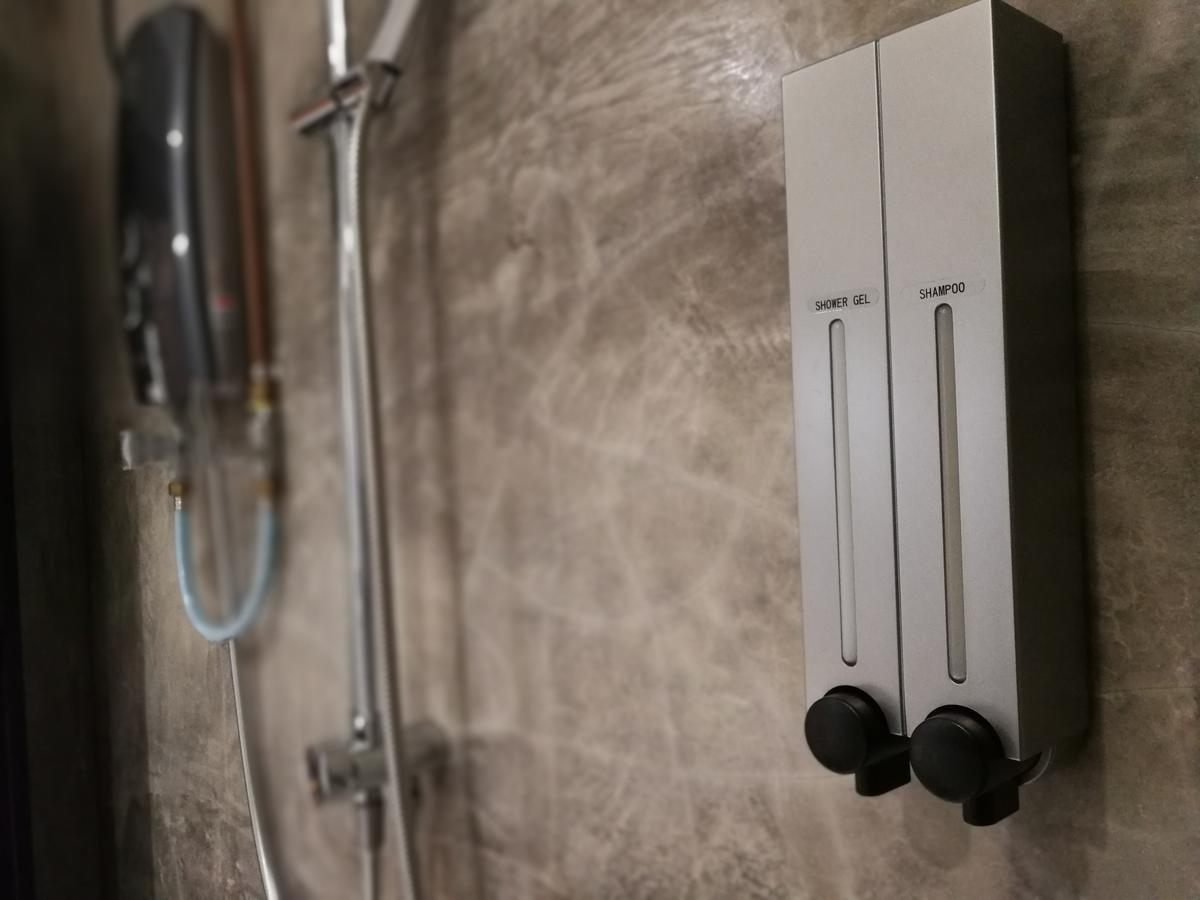 The Rise Room กัวลาตรังกานู ภายนอก รูปภาพ A shower dispenser
