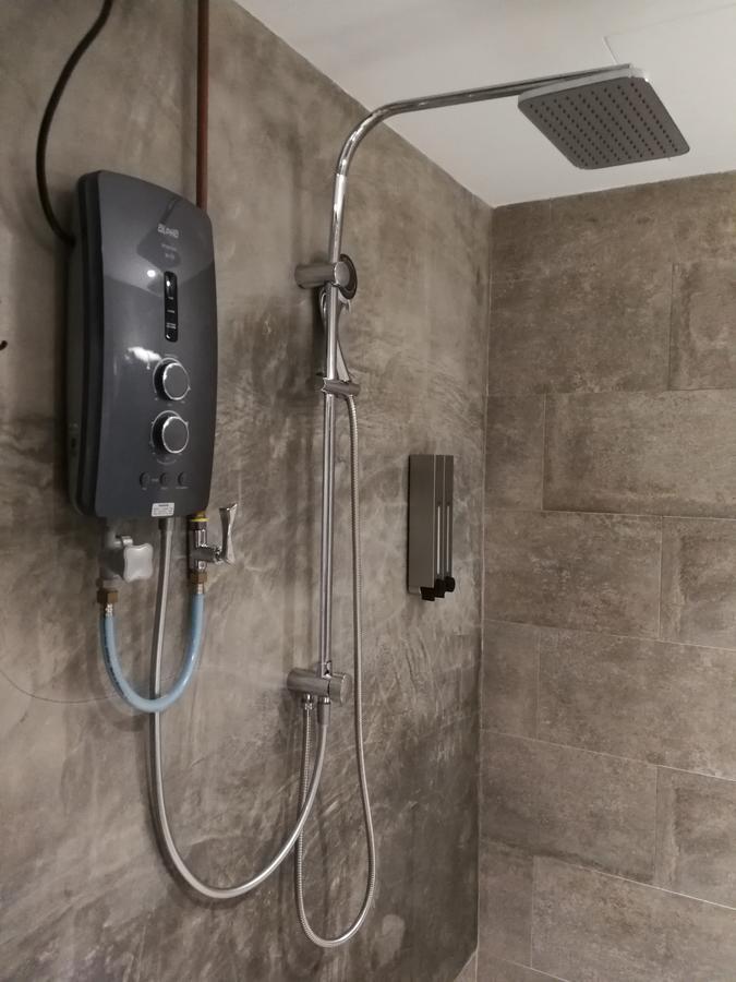 The Rise Room กัวลาตรังกานู ภายนอก รูปภาพ A shower with a shower heater